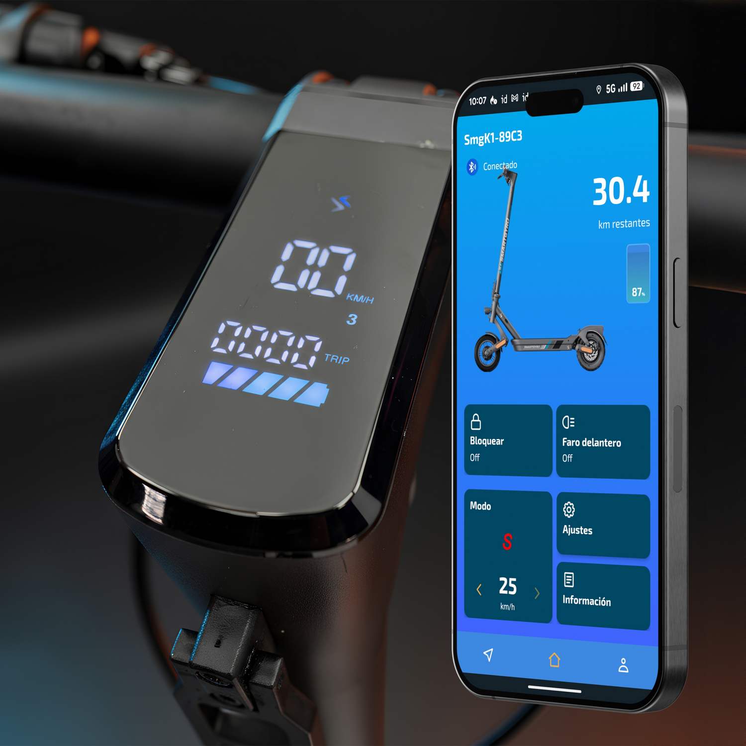 Un smartphone muestra un patinete eléctrico y su estado, junto a él está la pantalla del patinete.