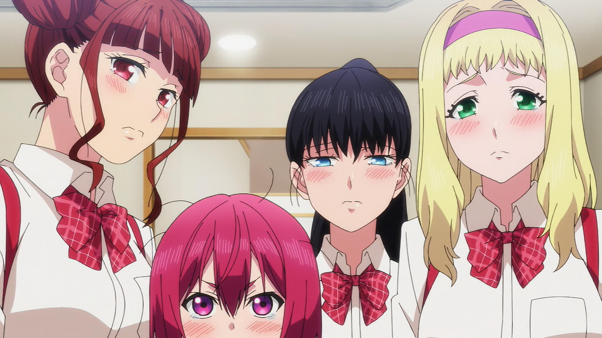 Vier Anime-Mädchen in Schuluniformen mit roten Schleifen. Rosa, schwarzes, blondes und rotes Haar.