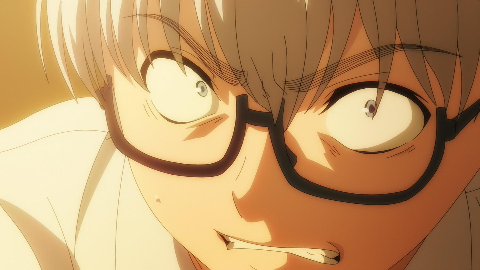 Nahaufnahme eines Anime-Charakters mit Brille und einem angespannten Gesichtsausdruck.
