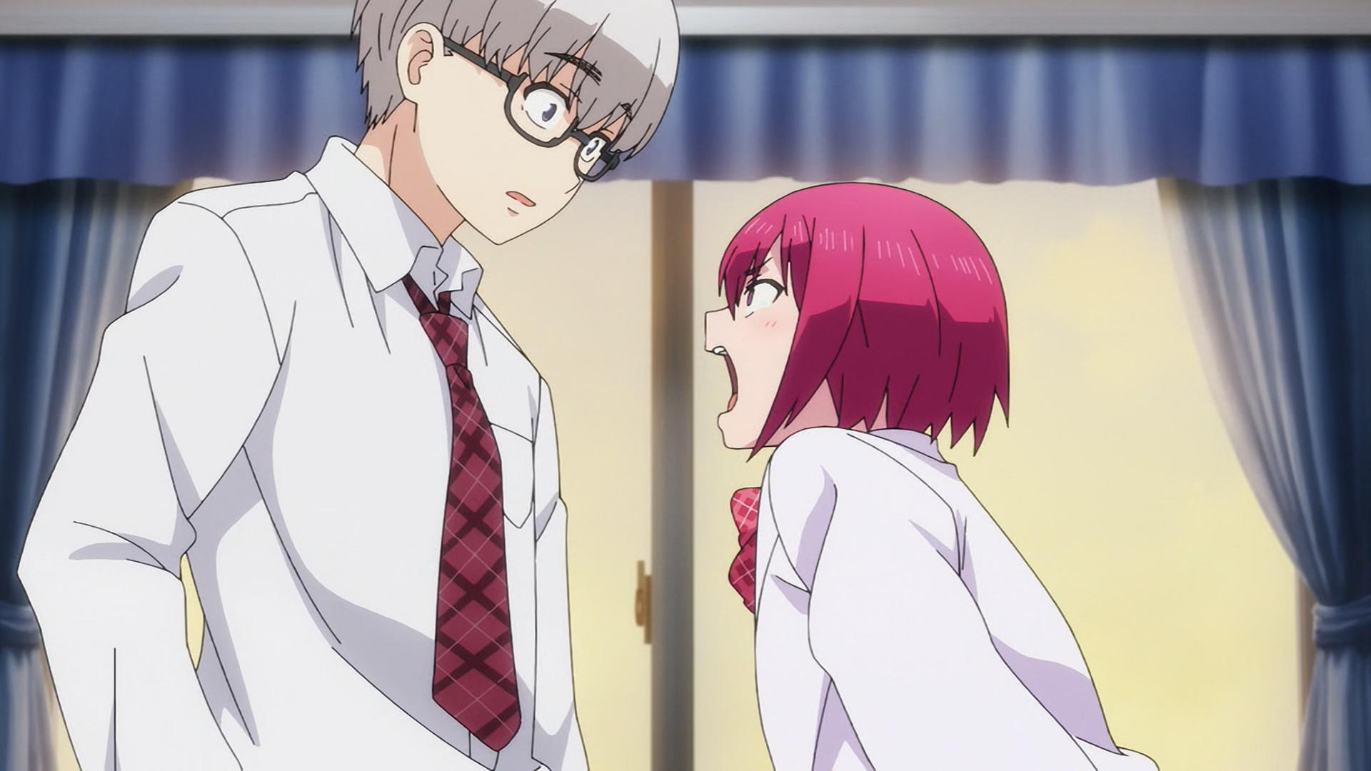 Ein Junge mit Brille und eine Anime-Figur mit roten Haaren blicken sich an.