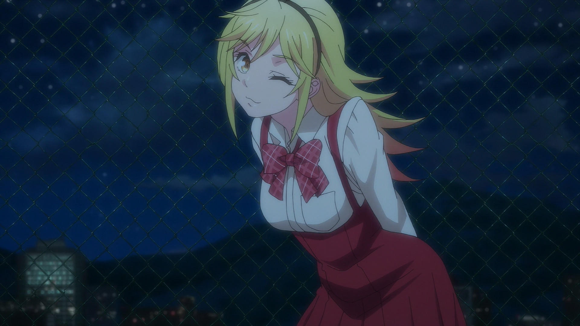 Anime-Mädchen mit blonden Haaren zwinkert, trägt rotes Kleid. Nacht.