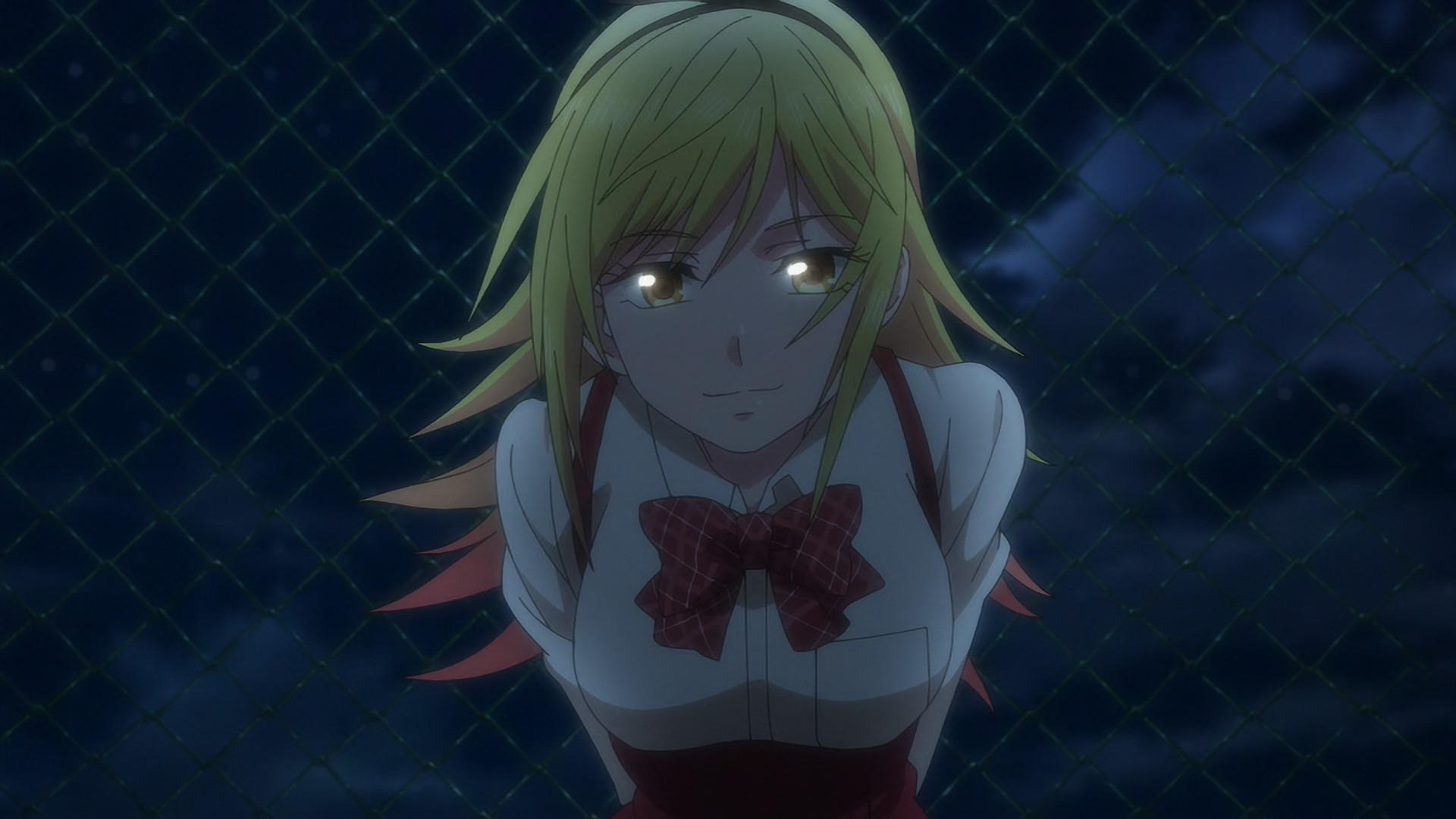 Anime-Mädchen mit blonden Haaren und roter Schleife lächelt vor einem Zaun.