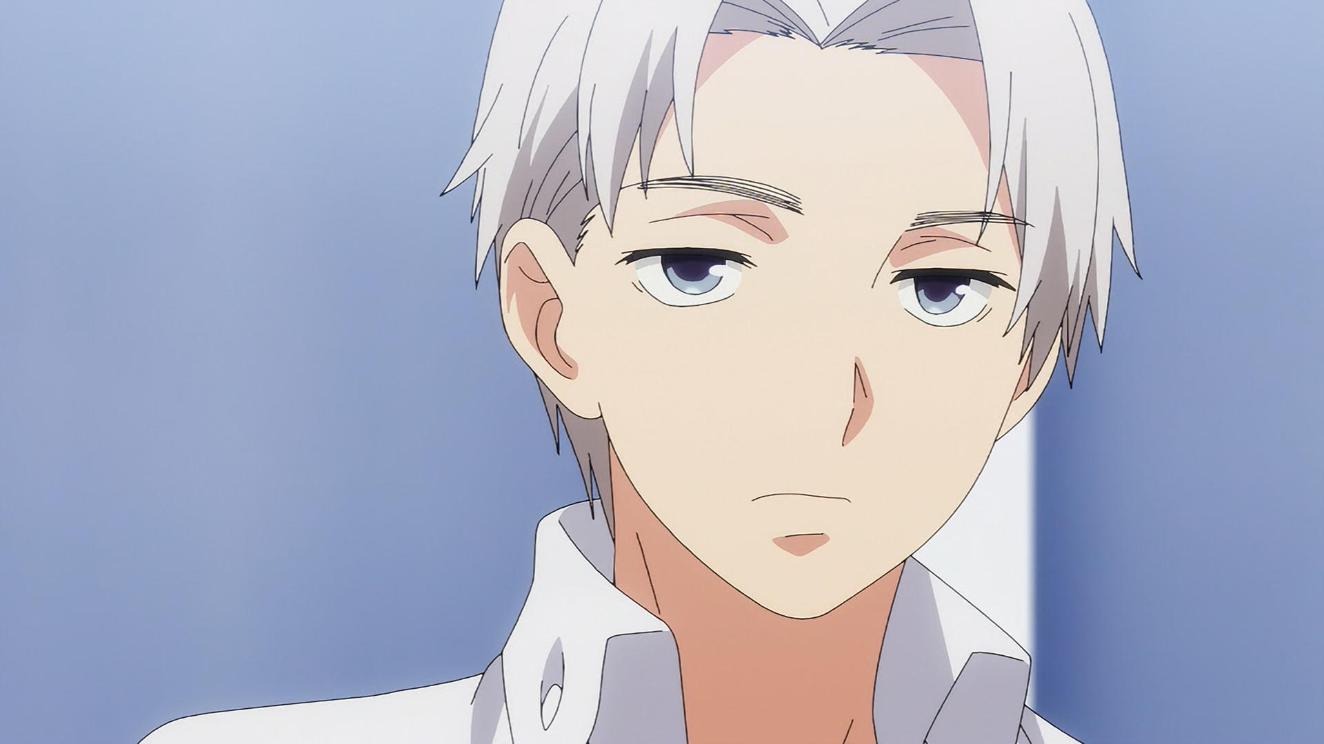 Ein Anime-Junge mit weißen Haaren und blauen Augen trägt ein weißes Hemd.