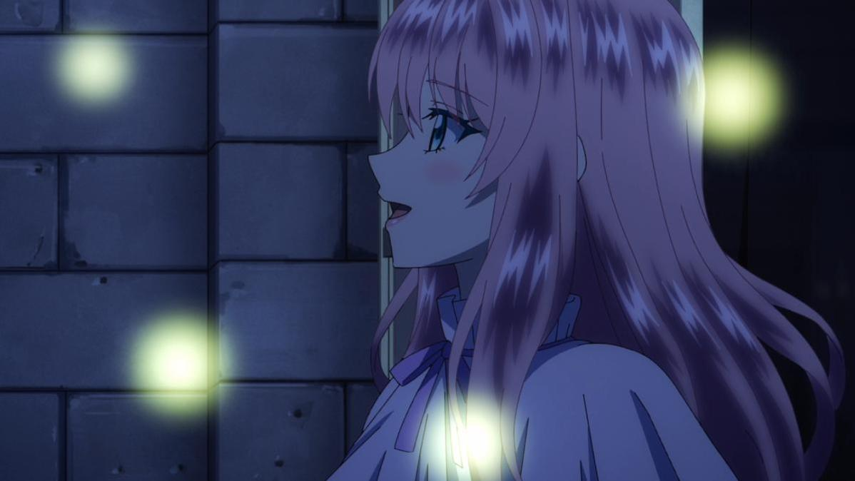 Ein Anime-Mädchen mit langen rosa Haaren steht vor einer Steinmauer mit Lichtern.