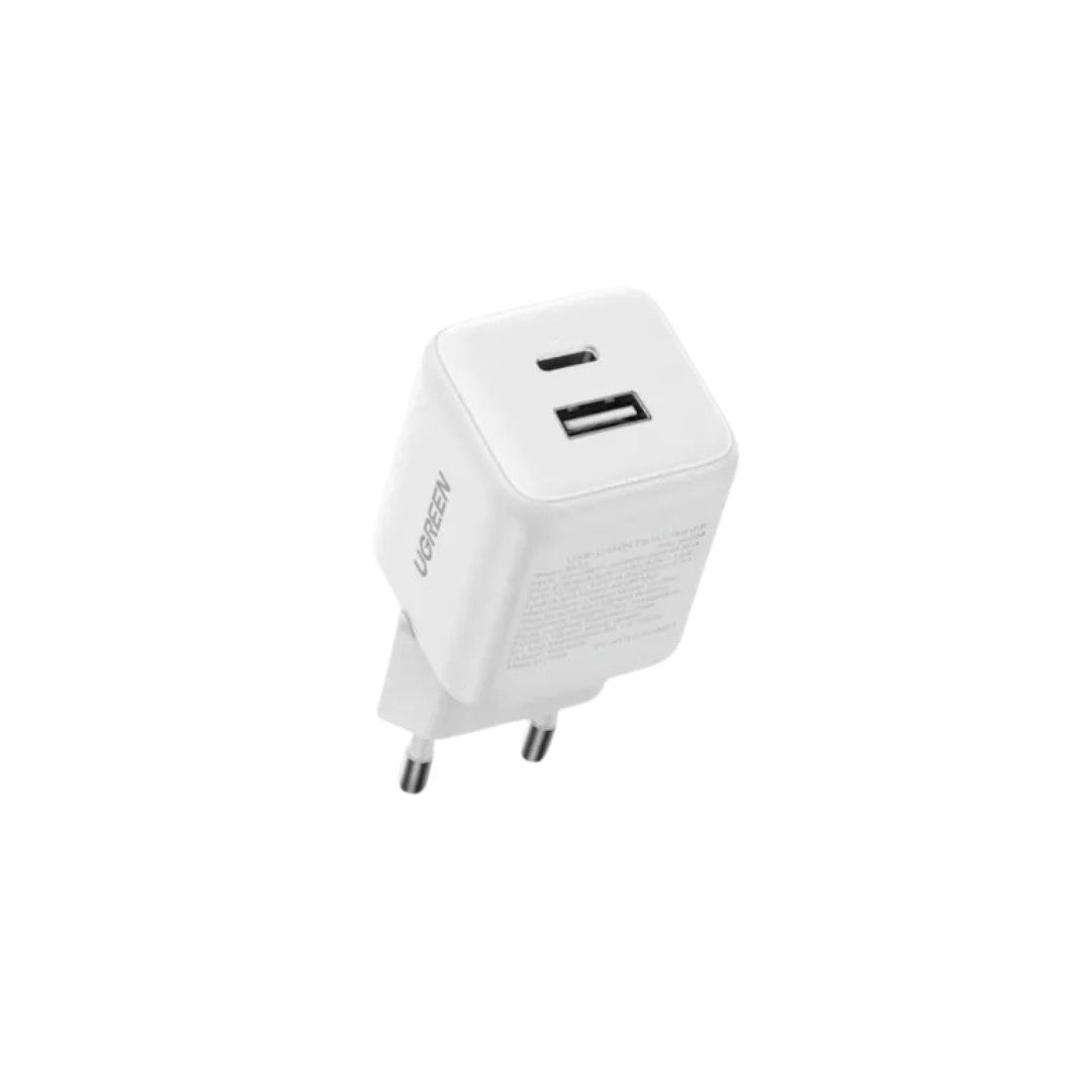 İki USB bağlantı noktalı ve AB fişli beyaz UGREEN adaptör.