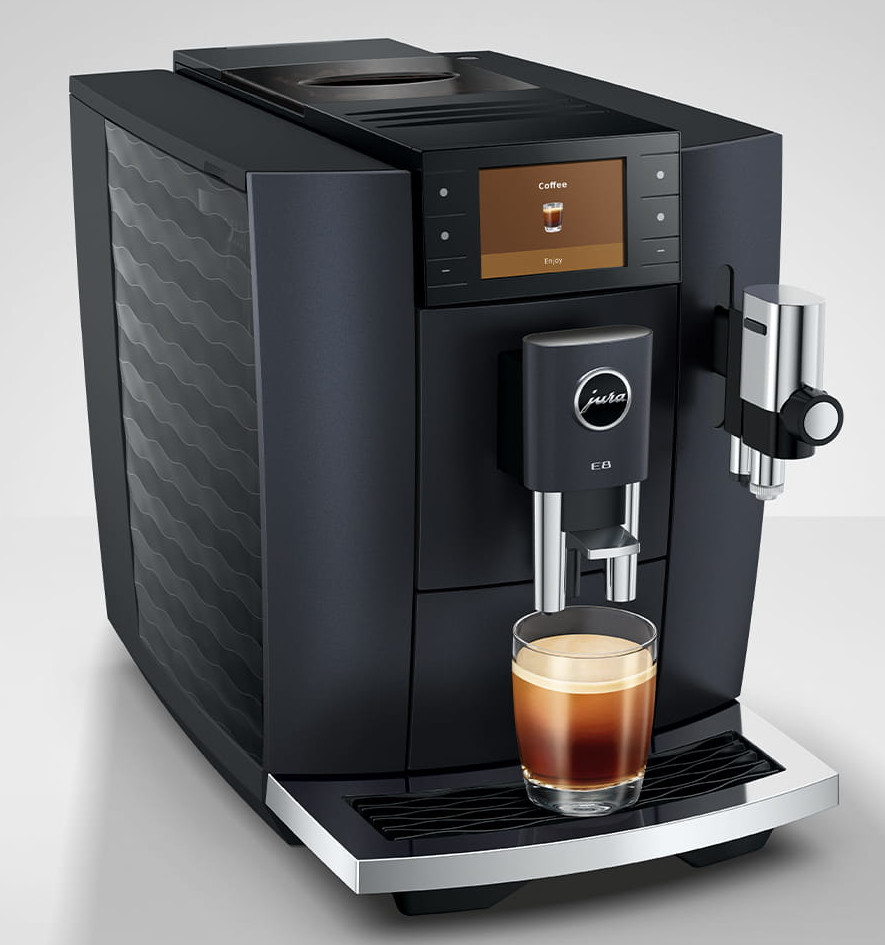 Czarny ekspres do kawy Jura parzy espresso do szklanki.