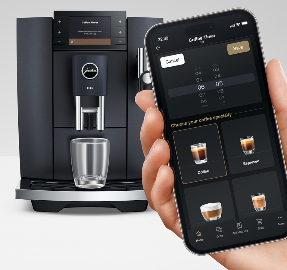 Ekspres do kawy z telefonem wyświetlającym opcje sterowania.