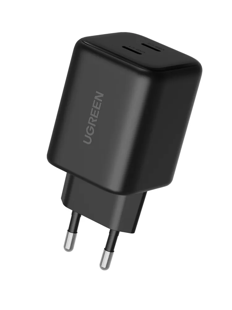 İki USB-C bağlantı noktalı ve Avrupa tipi fişli siyah UGREEN şarj cihazı.
