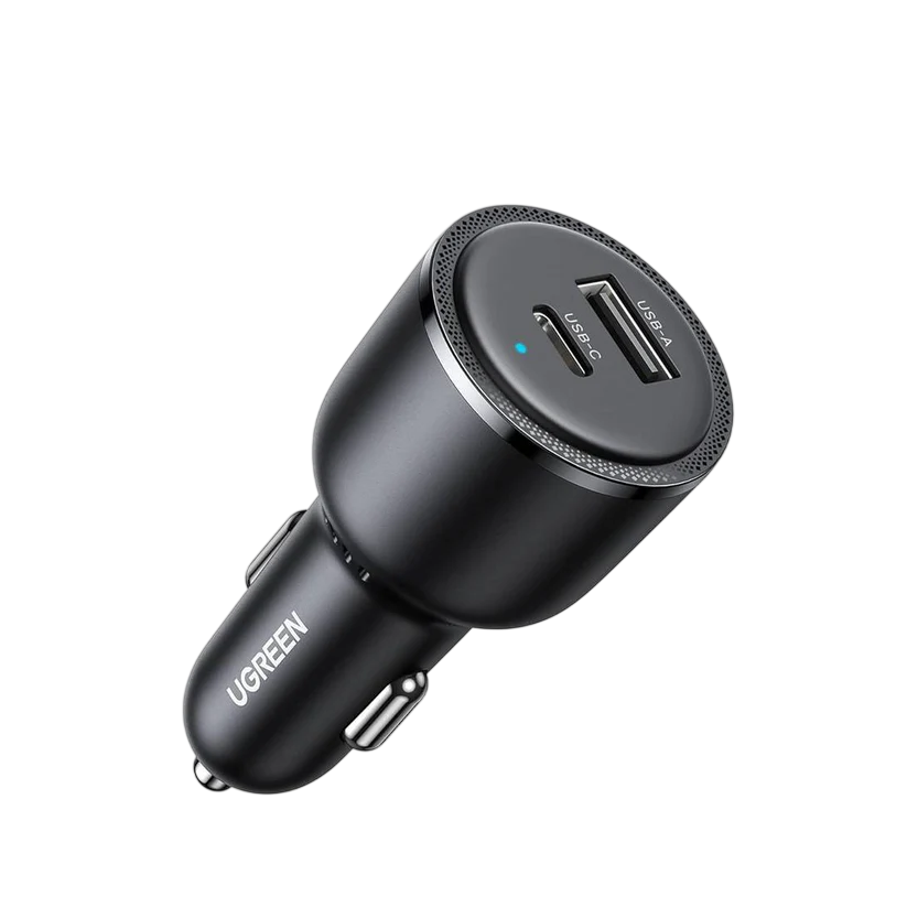 USB-A ve USB-C portlu siyah araç şarj adaptörü.