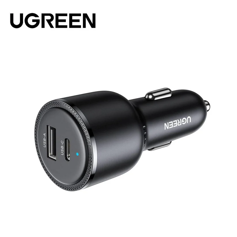 USB-A ve USB-C bağlantı noktalarına sahip siyah UGREEN araç şarj cihazı.