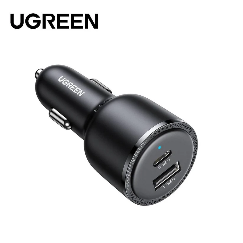 USB-C ve USB-A bağlantı noktalarına sahip siyah UGREEN araç şarj cihazı.
