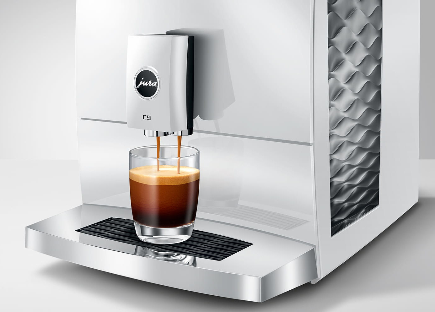 Biały ekspres do kawy parzy espresso do szklanki.