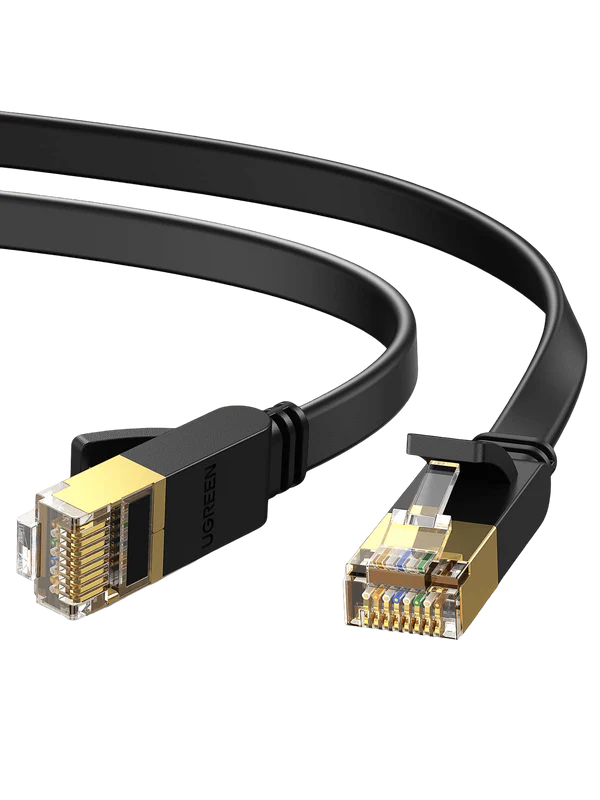 Altın RJ45 konektörlü siyah yassı ethernet kablosu.
