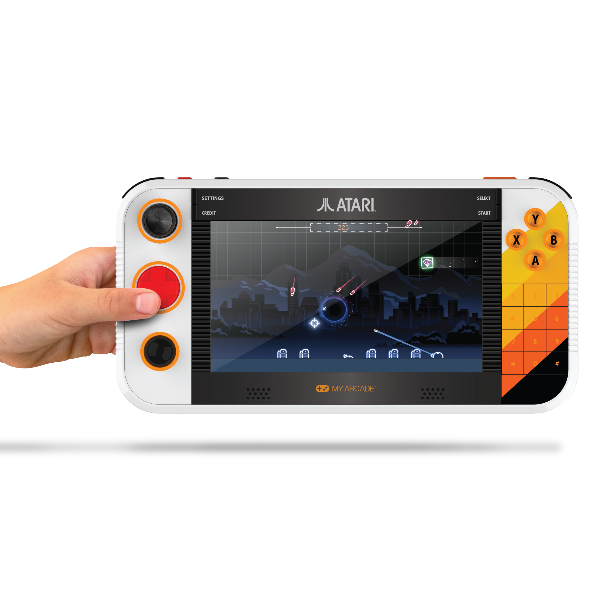Bir el, Atari logosu ve ekranda bir oyun bulunan beyaz bir el konsolu tutuyor.