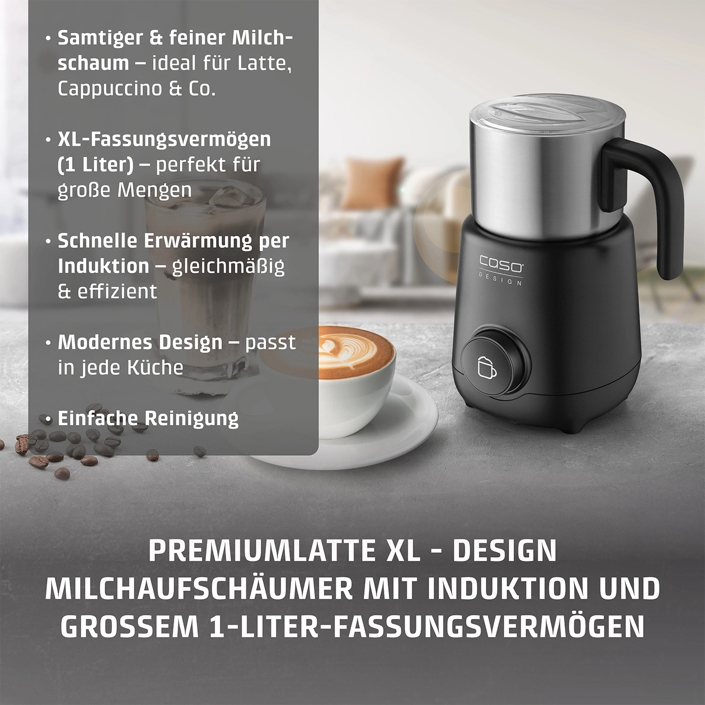 Schwarzer Milchaufschäumer mit Edelstahlkrug, daneben eine Tasse Latte.