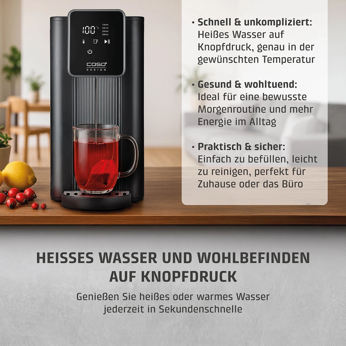 Ein schwarzer Wasserkocher mit digitaler Anzeige und einer Tasse Tee daneben.