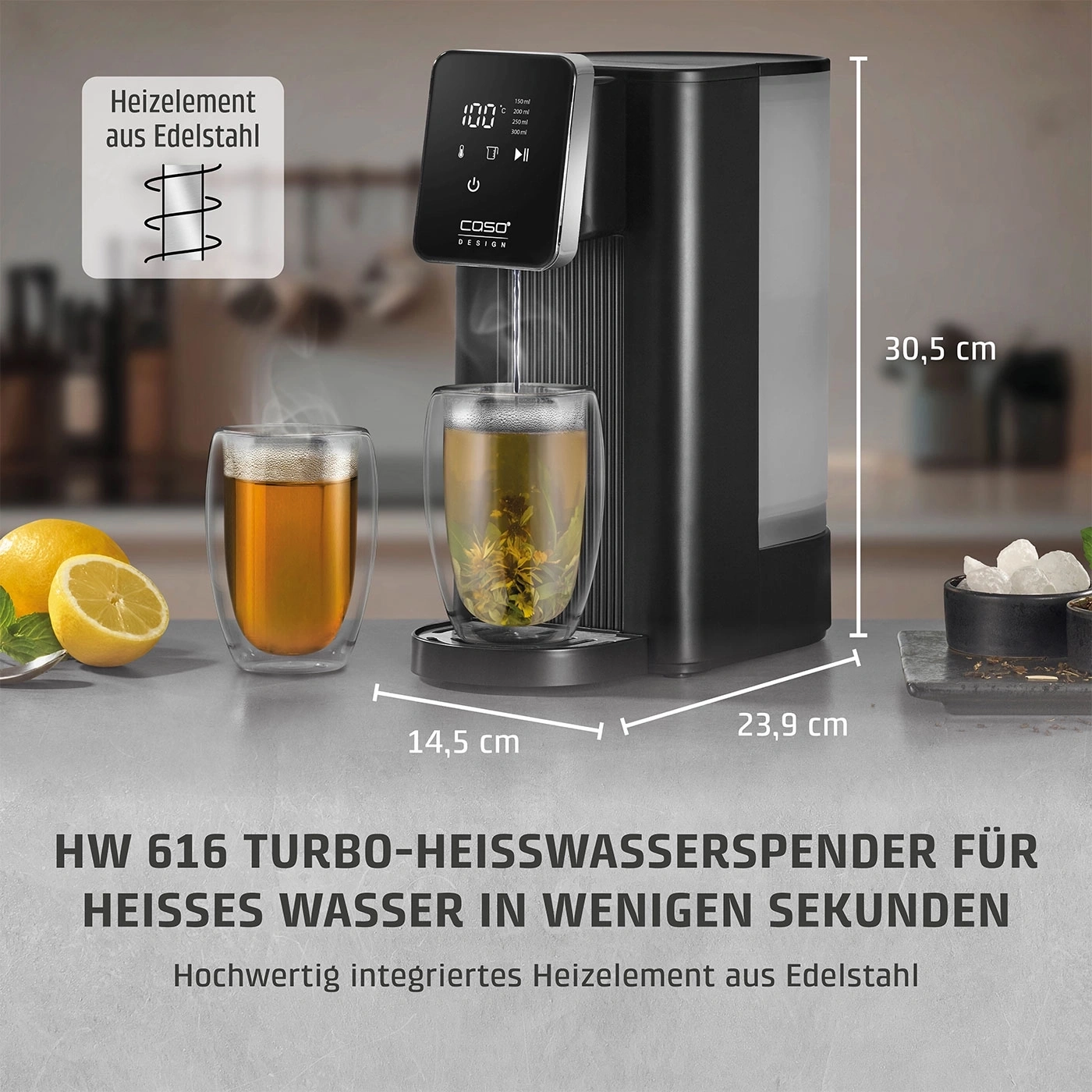 Ein schwarzer Heißwasserbereiter mit zwei Gläsern Tee, Zitrone und Kräutern.