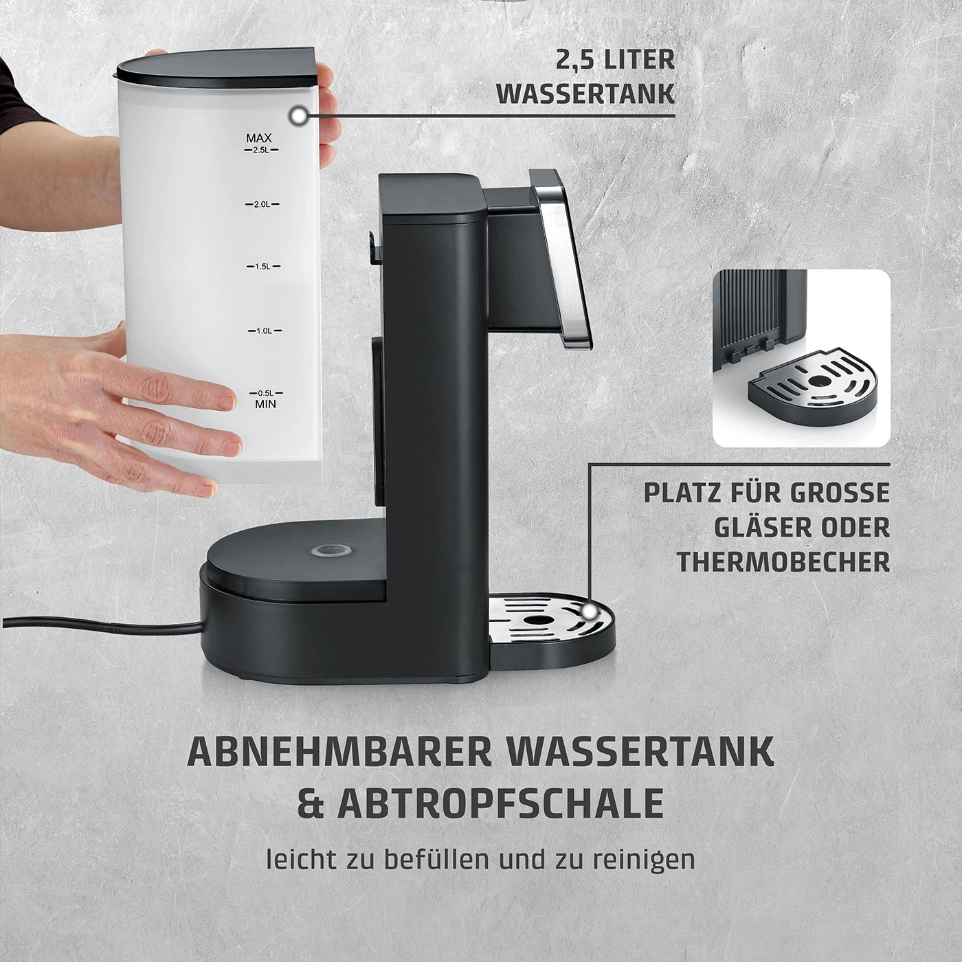 Ein schwarzer Wasserkocher mit abnehmbarem 2,5L Wassertank und Abtropfschale.