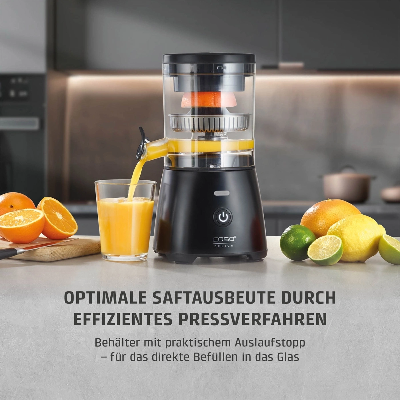 Ein Entsafter presst Orangen und Zitrusfrüchte, während Saft in ein Glas fließt.