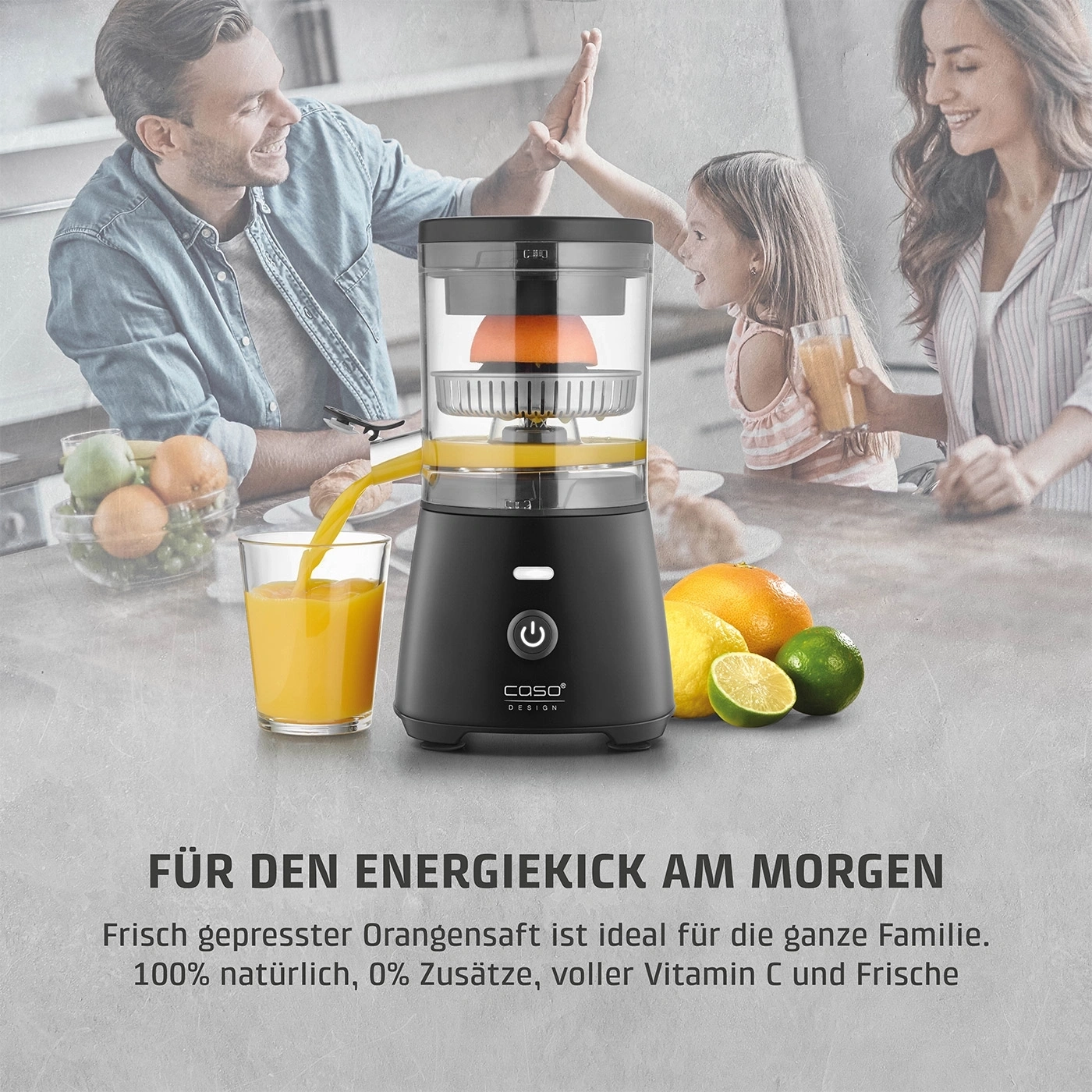 Familie presst Orangen mit Saftpresse. Orange wird zerdrückt, Saft fließt ins Glas.