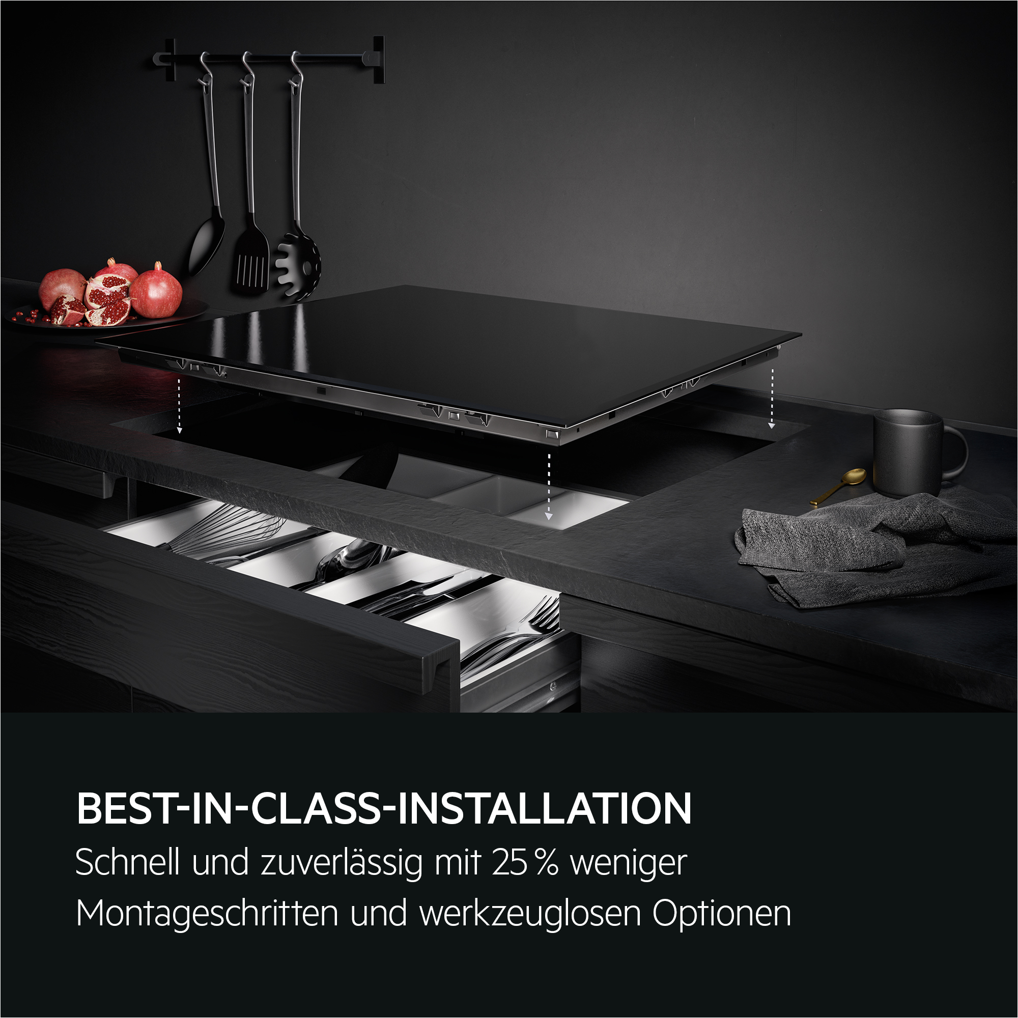 Moderne Küche mit Kochfeld, Obst und Besteckschubladen. Text über einfache Installation.