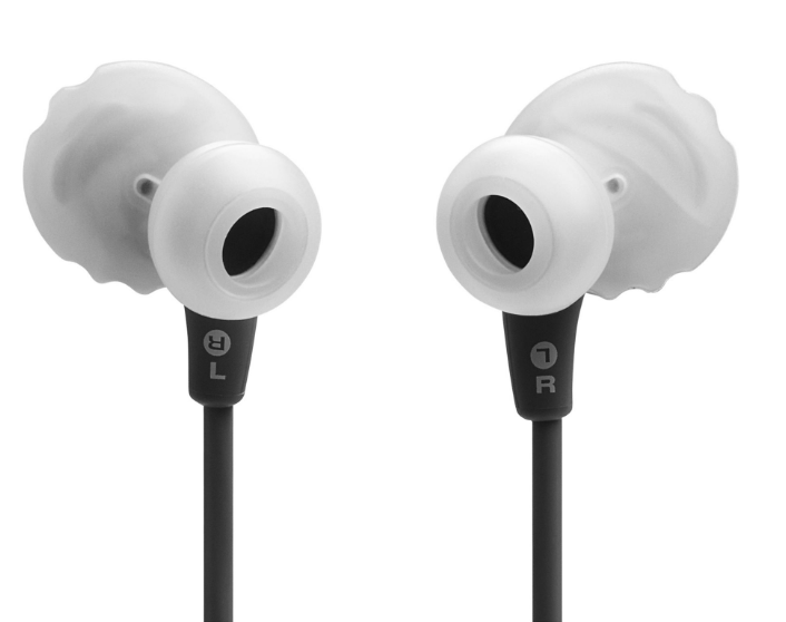 Białe słuchawki douszne z czarnymi przewodami i oznaczeniami L/R na białym tle.