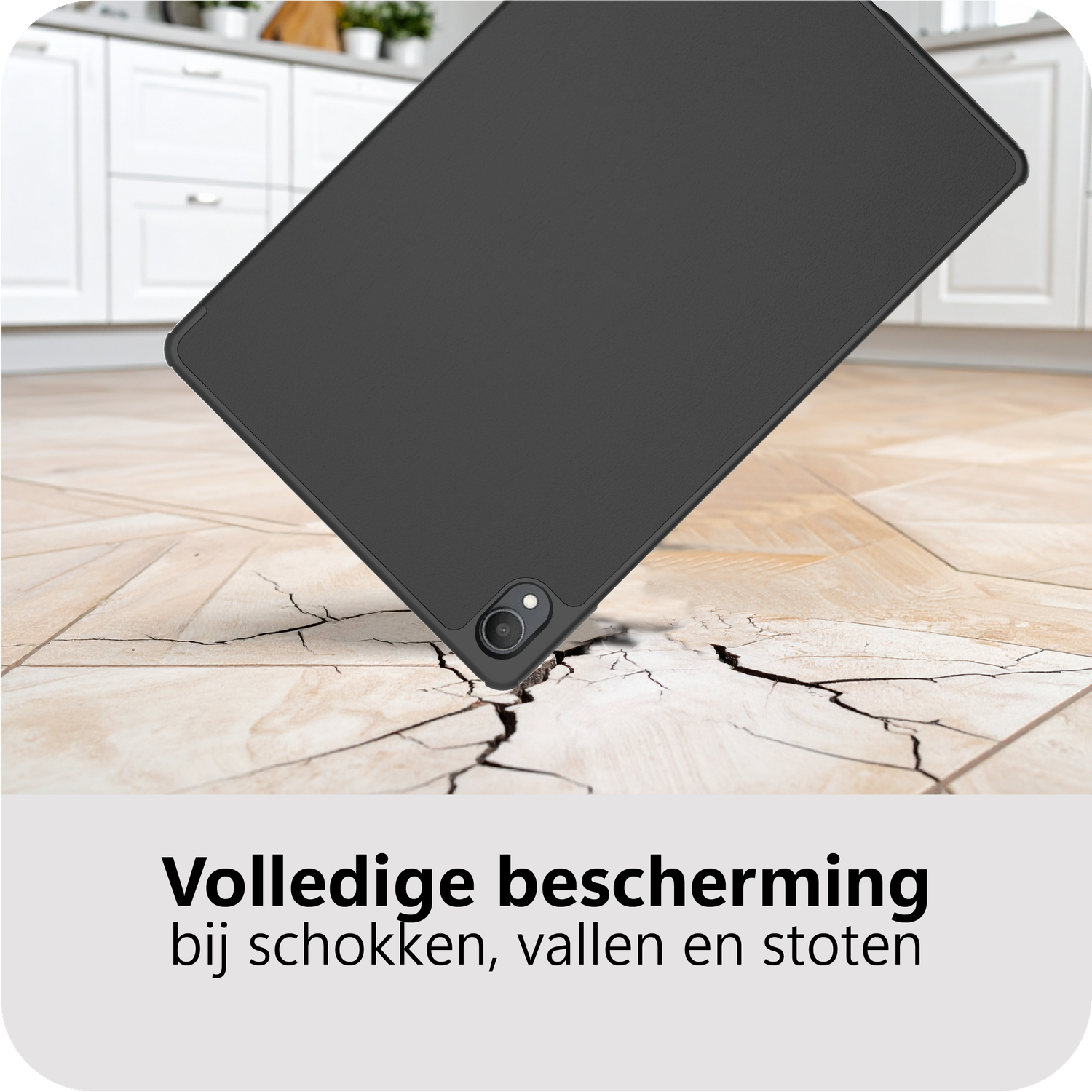 Zwarte tablethoes valt op gebarsten vloer voor keukenkastjes.