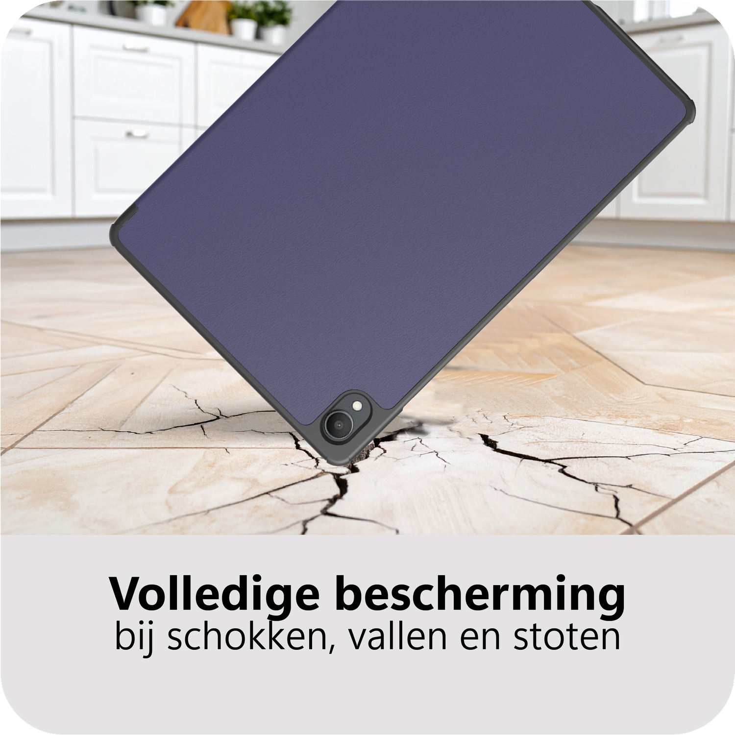 Een paarse tablethoes valt op een gebarsten houten vloer.