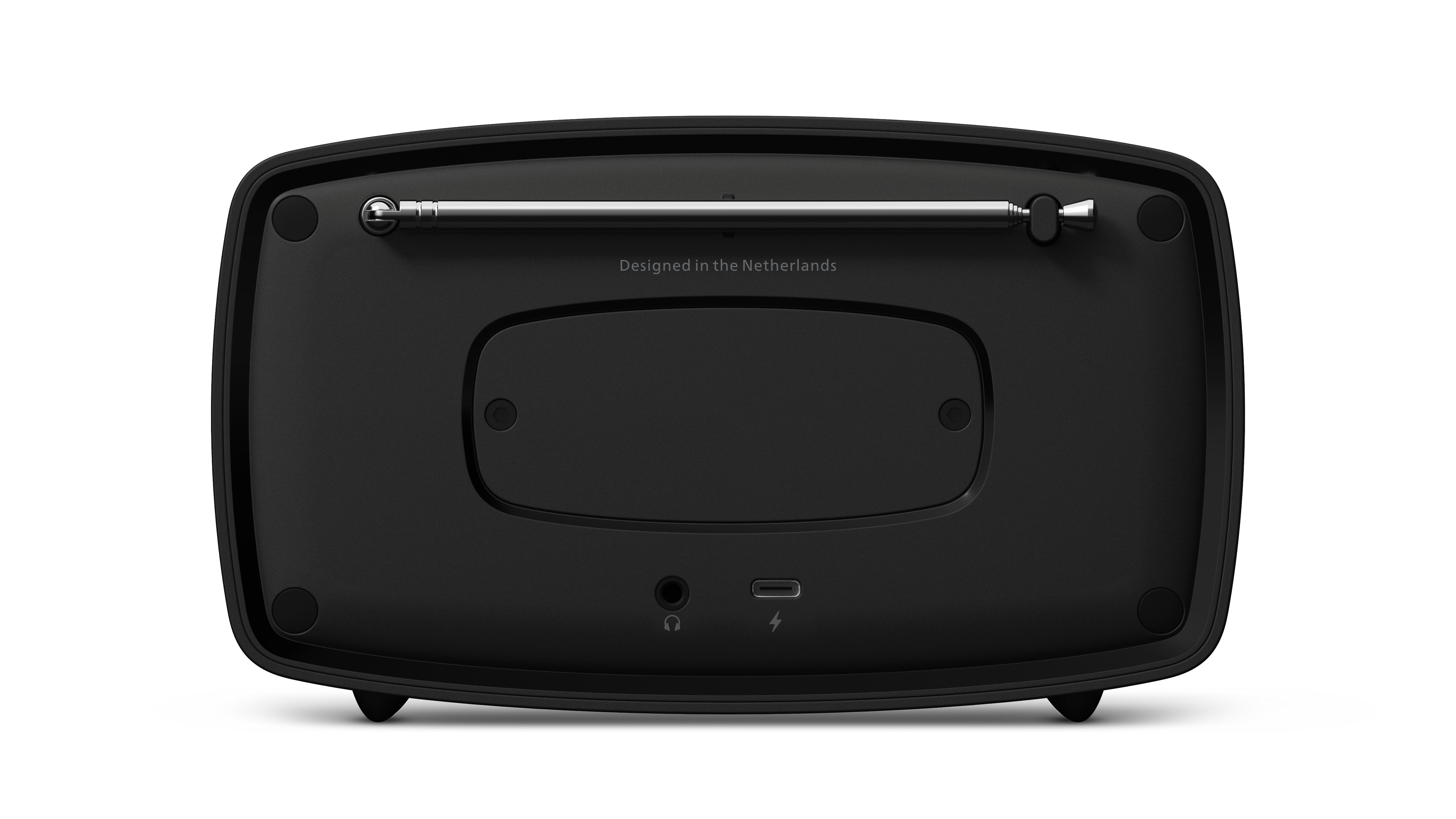 Schwarzer Radiowecker mit ausziehbarem Antennenstab und USB-C-Anschluss.