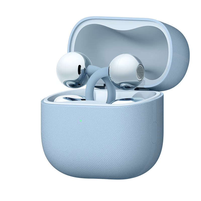 Jasnoniebieskie słuchawki bezprzewodowe z srebrnymi akcentami w otwartym etui.