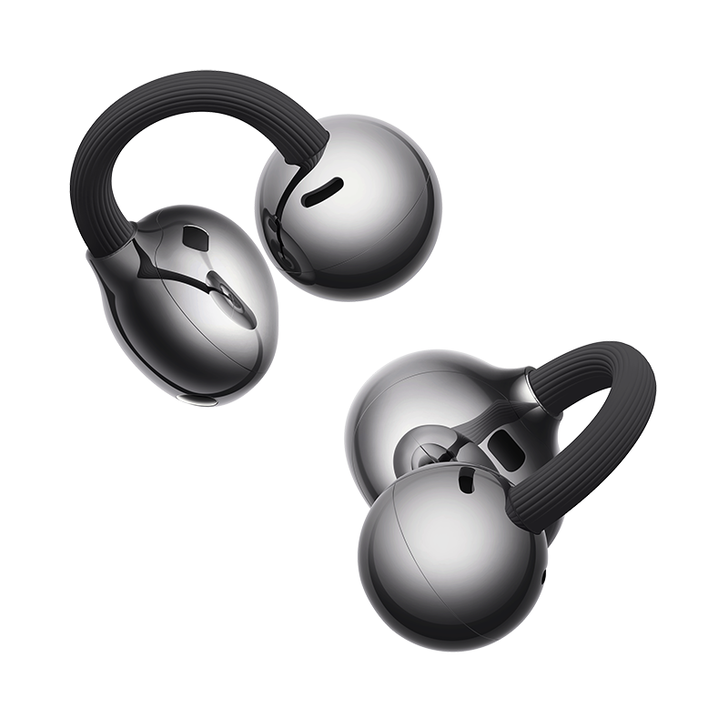 Dwa błyszczące, srebrne słuchawki z czarnymi pałąkami na białym tle.