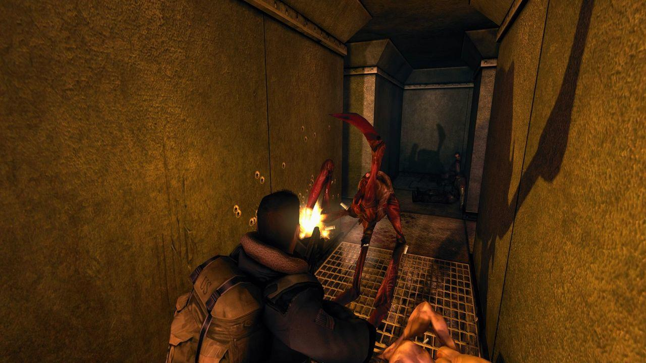 Ein Soldat schießt auf ein rotes Monster in einem dunklen Korridor.