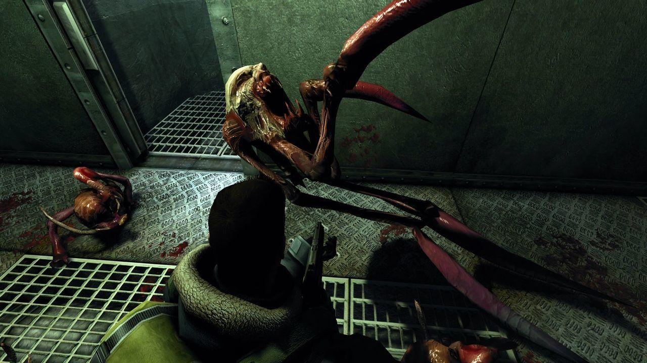 Ein Mann mit Waffe sieht ein blutiges Monster in einem dunklen Raum.