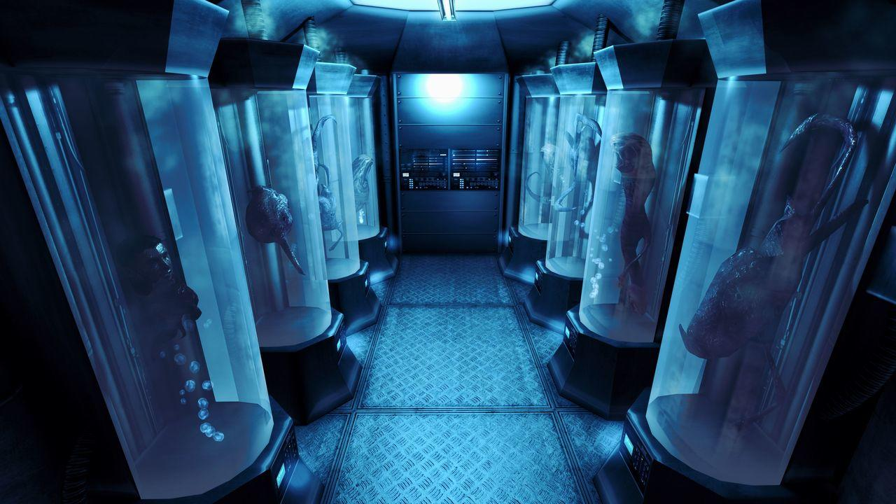 Unheimliche Kreaturen in blauen Tanks in einem futuristischen Raum.