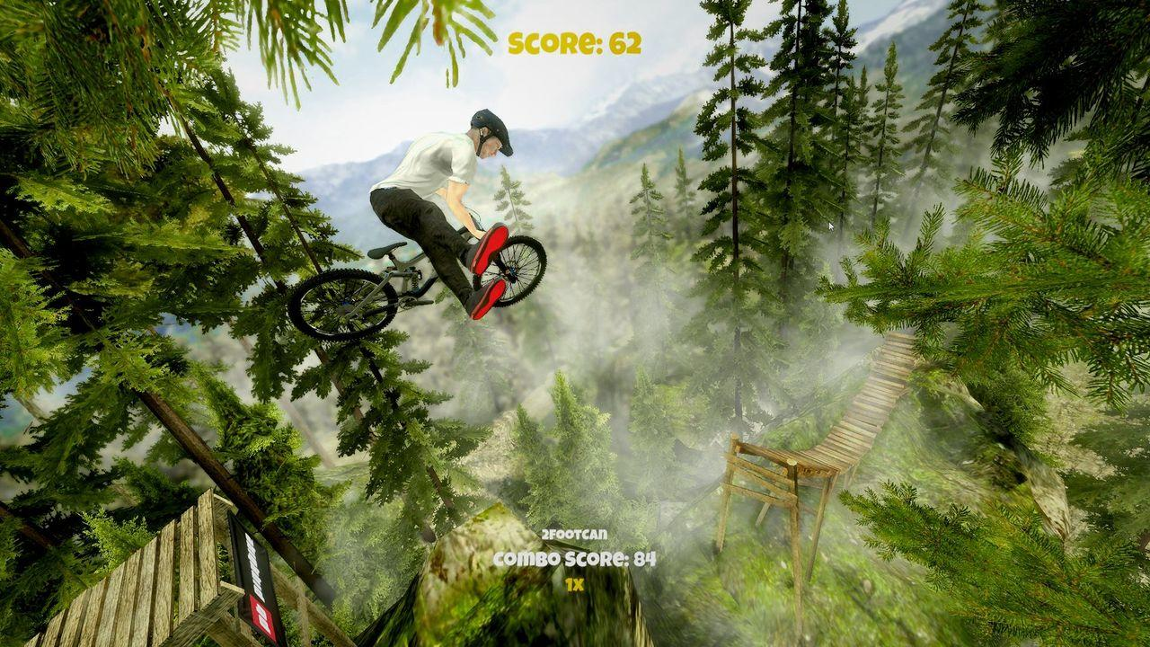 Ein Mountainbiker springt über eine Lücke in einem Wald mit Bäumen und Nebel.