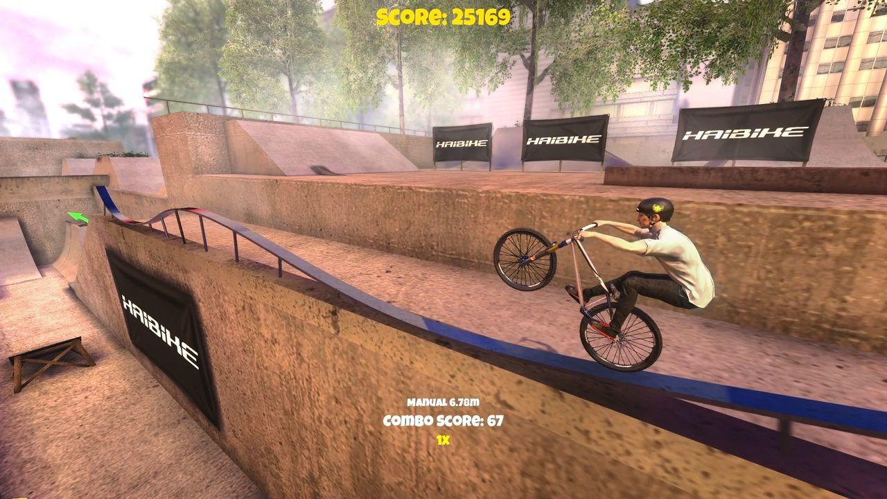BMX-Fahrer in der Luft auf einer Rampe, mit Score-Anzeige.
