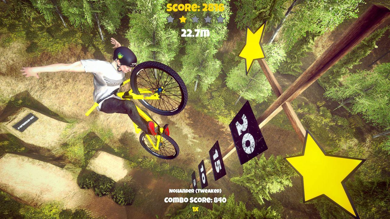 Ein Mountainbiker springt in der Luft, umgeben von Bäumen und Spiel-Elementen.