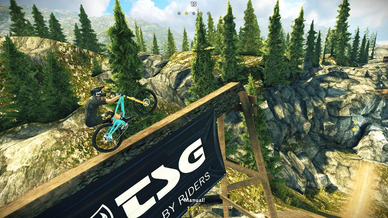 Ein Mountainbiker fährt auf einer Holzrampe in einer felsigen Berglandschaft mit Bäumen.