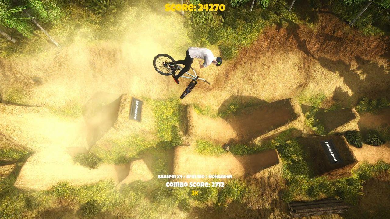 Ein Mountainbiker vollführt einen Sprung auf einer Schotterstrecke.