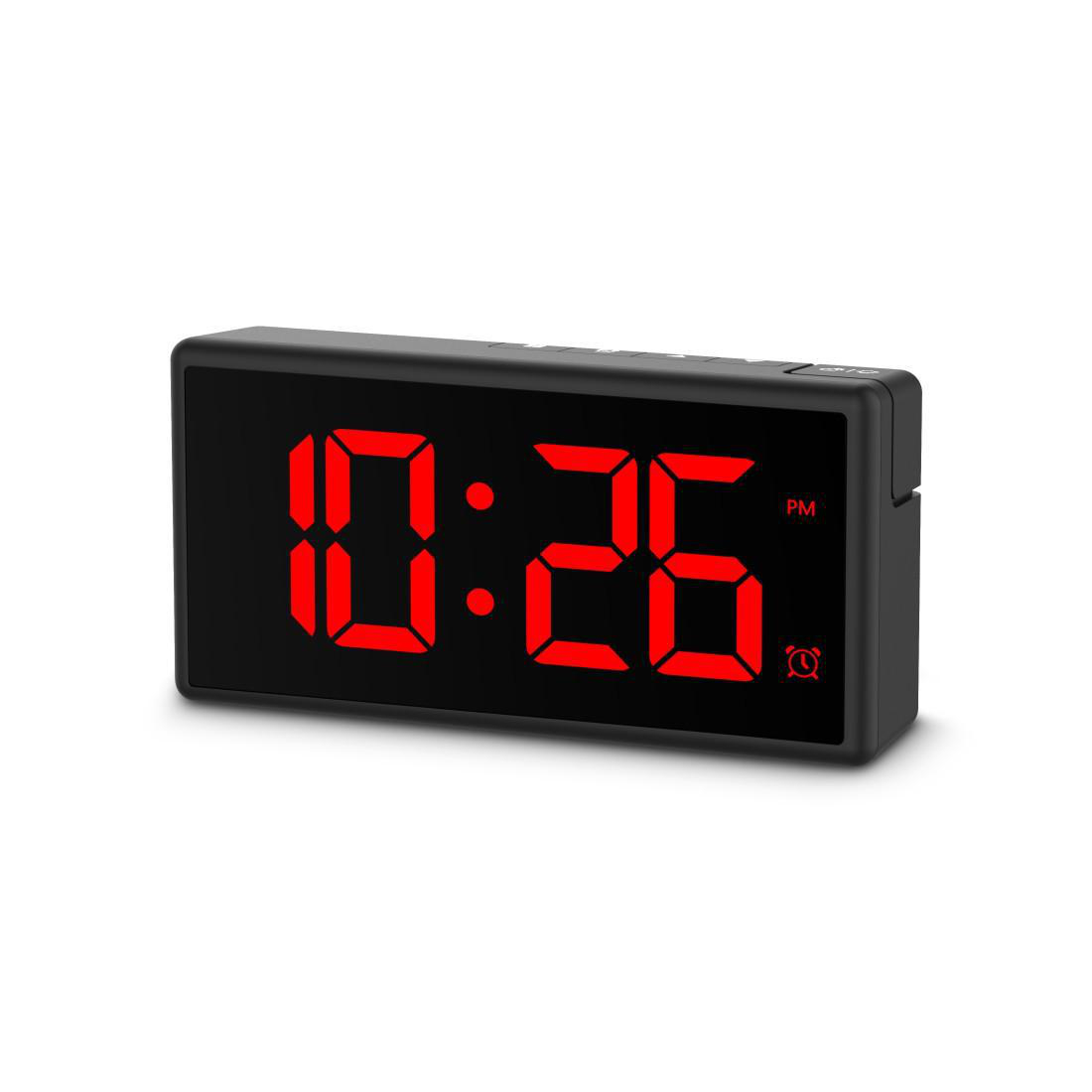 Ein schwarzer Digitalwecker mit roten Ziffern zeigt 10:26 PM an.