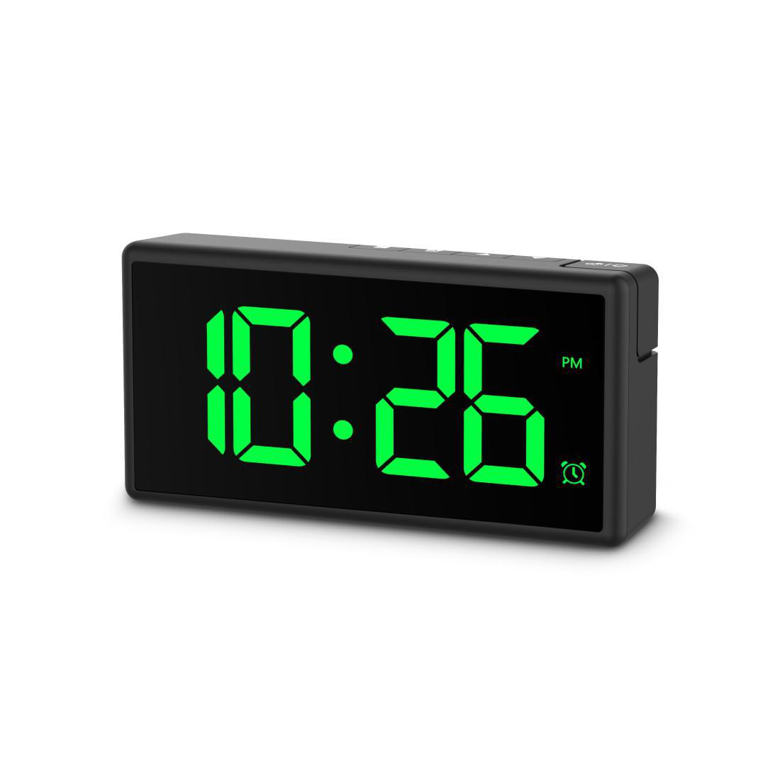 Digitaluhr zeigt 10:26 PM mit grüner Schrift auf schwarzem Display.