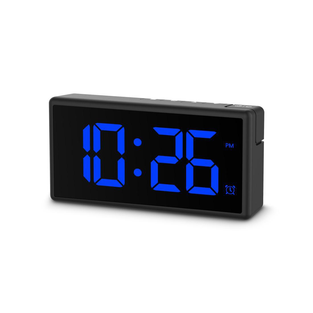 Ein schwarzer Digitalwecker mit blauen Leuchtziffern zeigt 10:26 an.