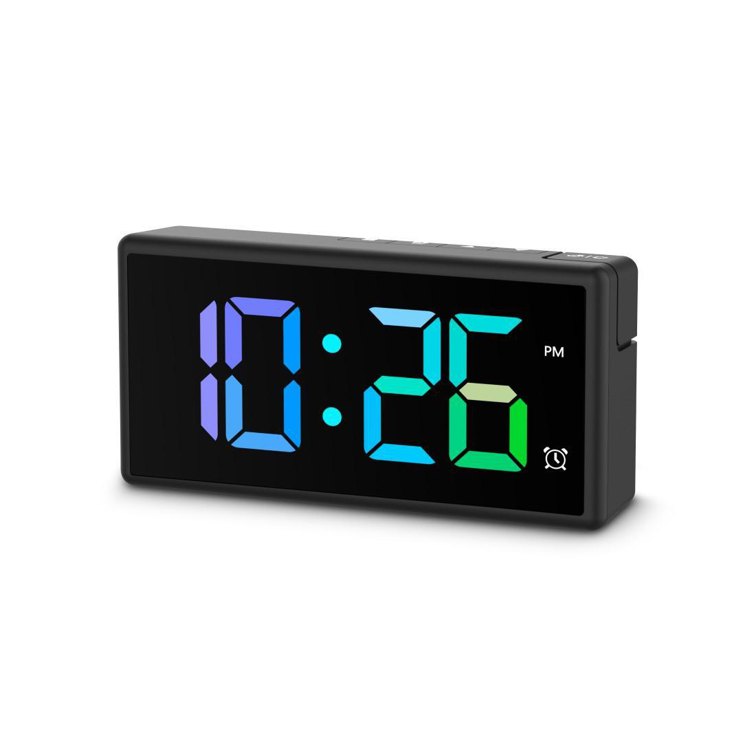 Schwarzer Digitalwecker zeigt 10:26 PM mit blau-grünen Ziffern.