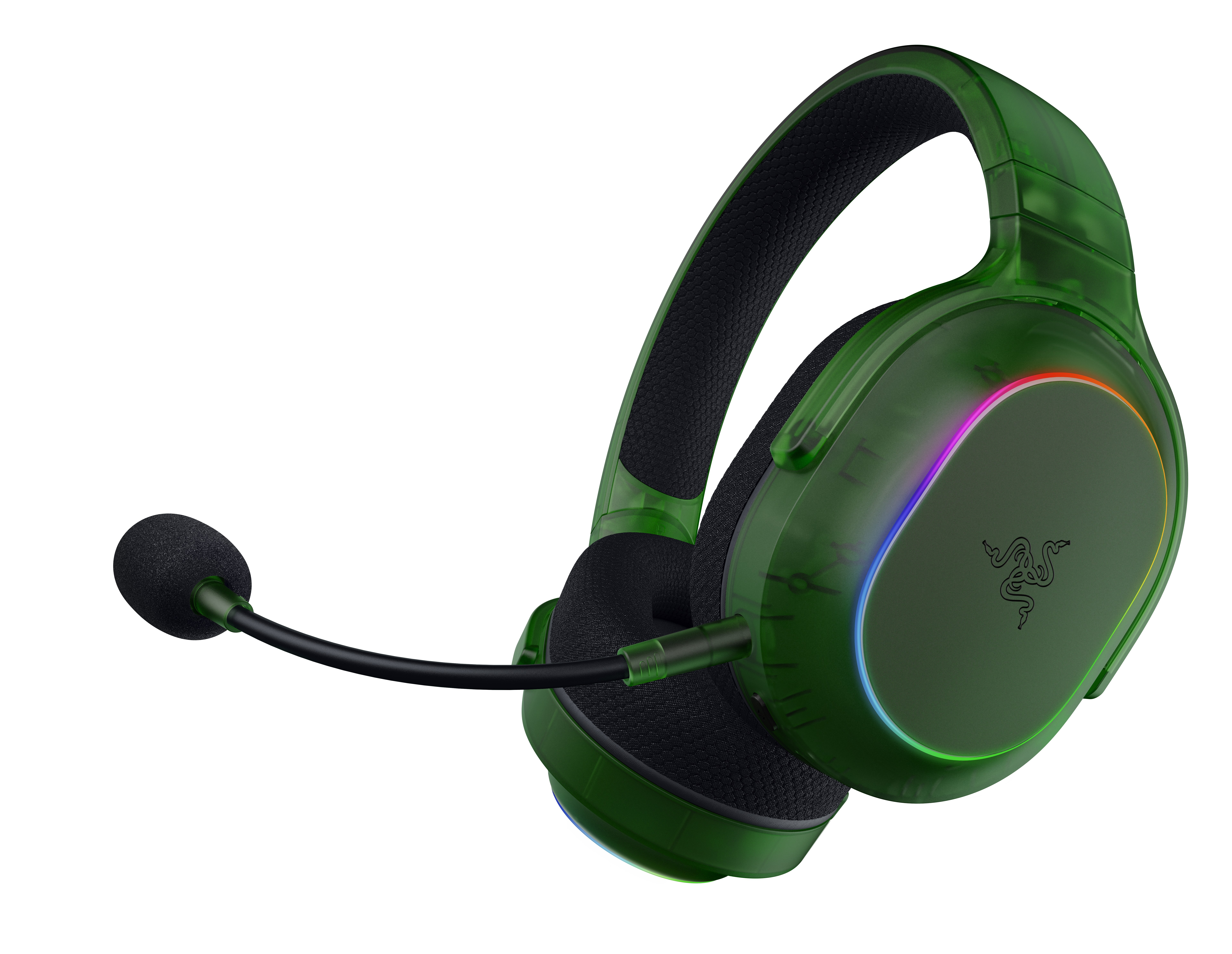 Mikrofonlu ve RGB aydınlatmalı yeşil oyuncu kulaklığı beyaz zeminde.