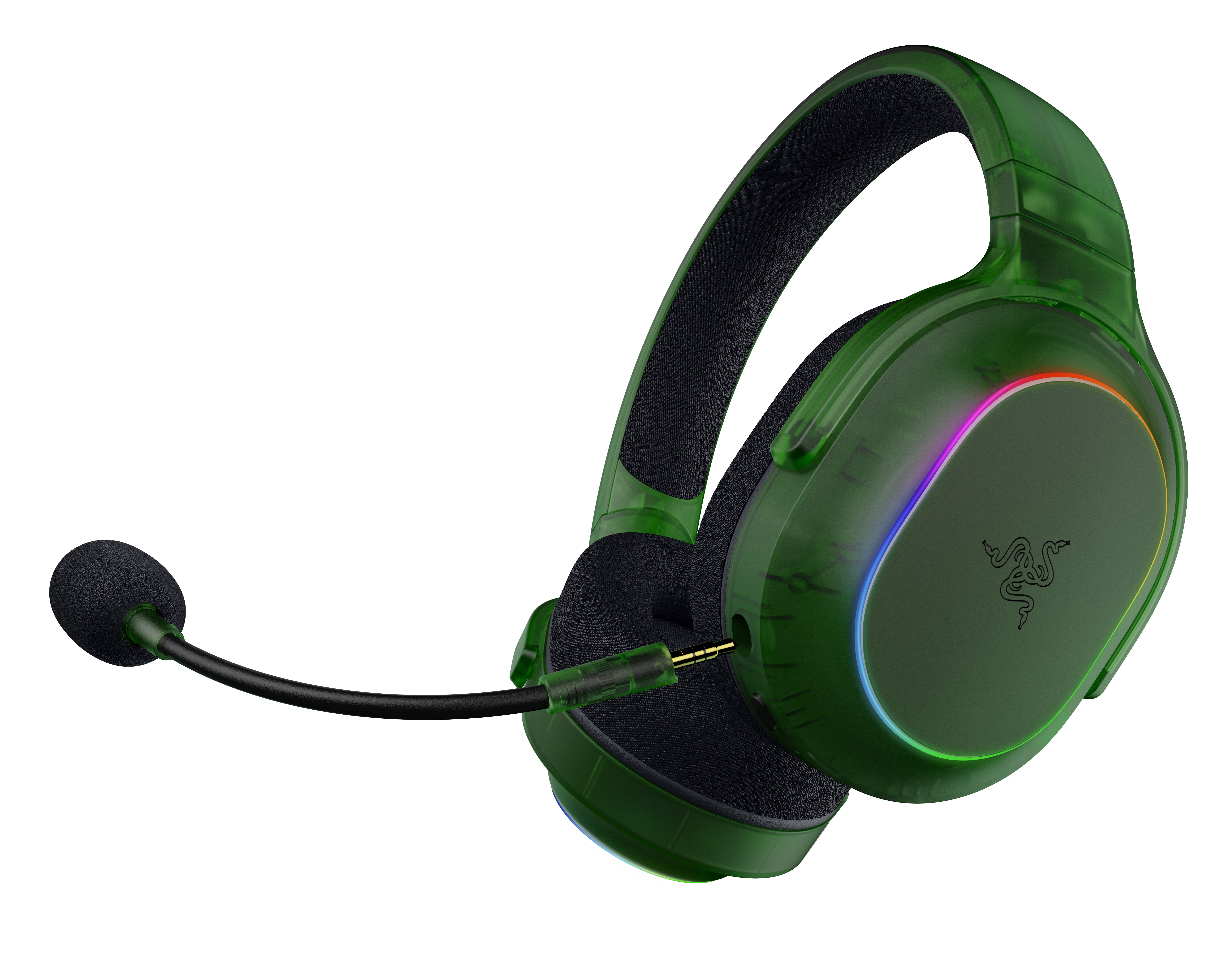 Mikrofonlu ve RGB aydınlatmalı yeşil oyuncu kulaklığı, beyaz arka plan üzerinde.