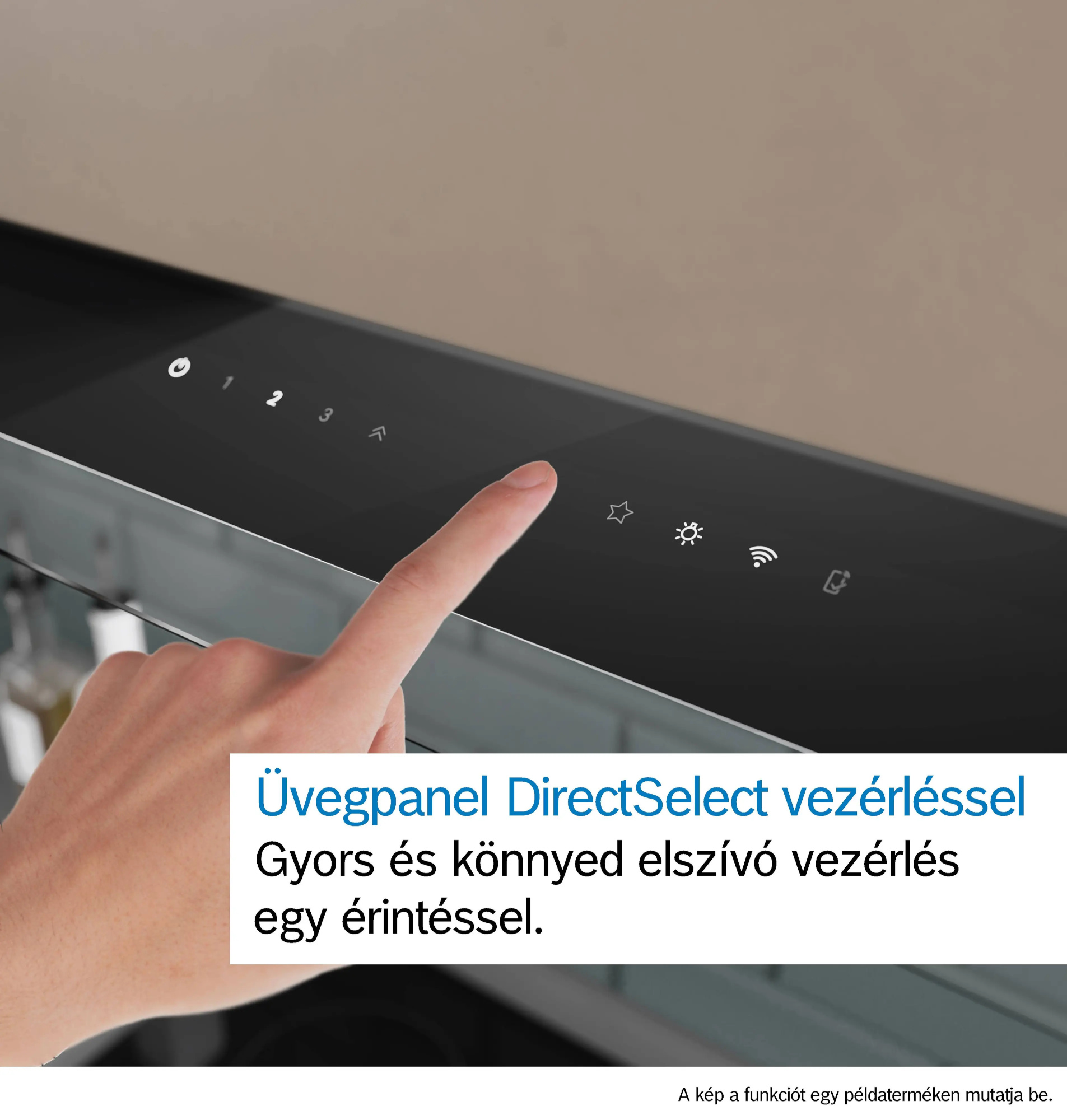 Egy ujj érint egy ikonokkal és számokkal ellátott kezelőpanelt.