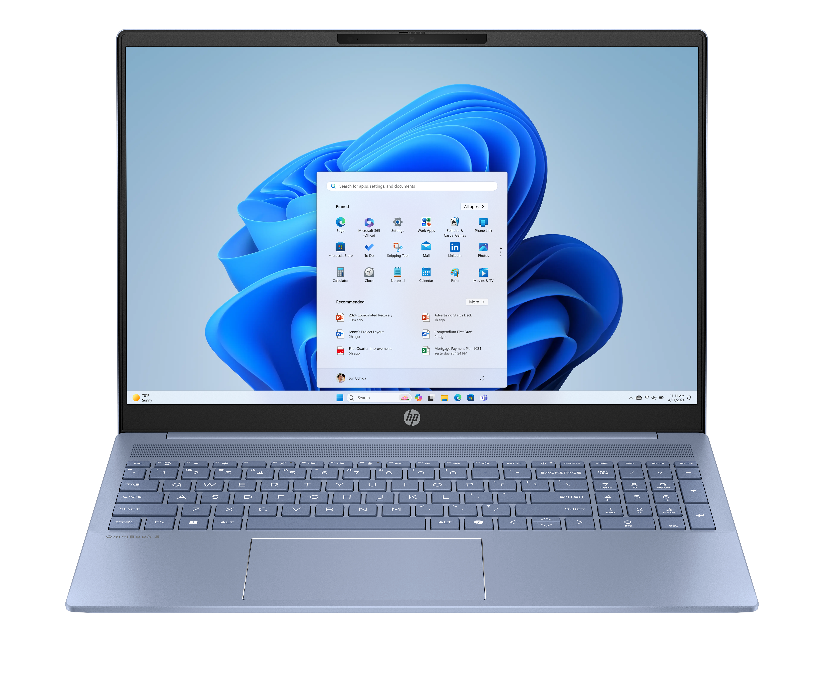 Jasnoniebieski laptop HP z otwartym menu startowym Windows 11 i niebieską tapetą.