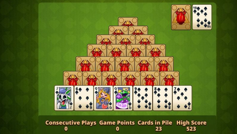 Ein Pyramidenspiel mit Karten, die auf einem grünen Spielbrett ausgelegt sind.