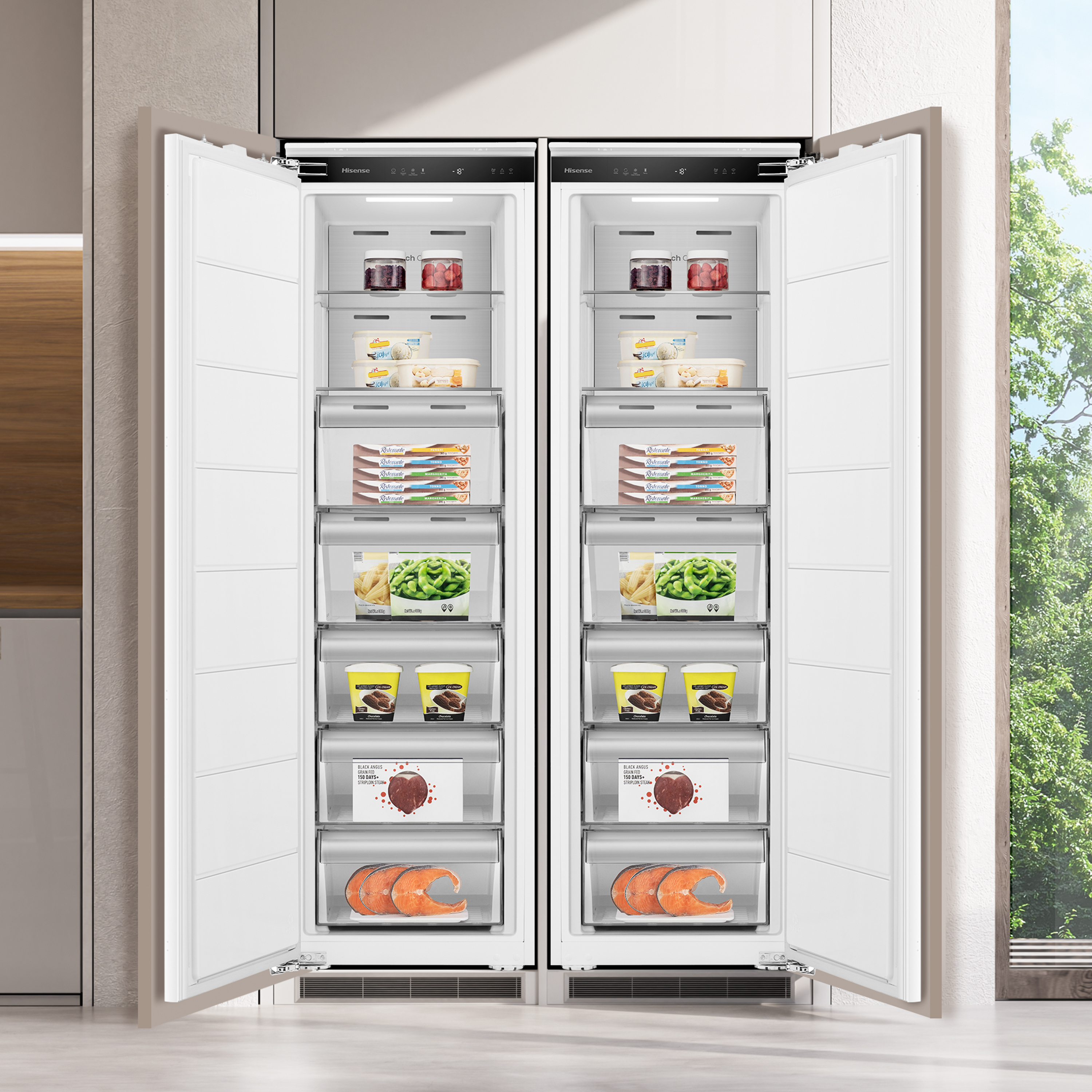 Un refrigerador de doble puerta abierto, lleno de alimentos como helado, pizza y pescado.