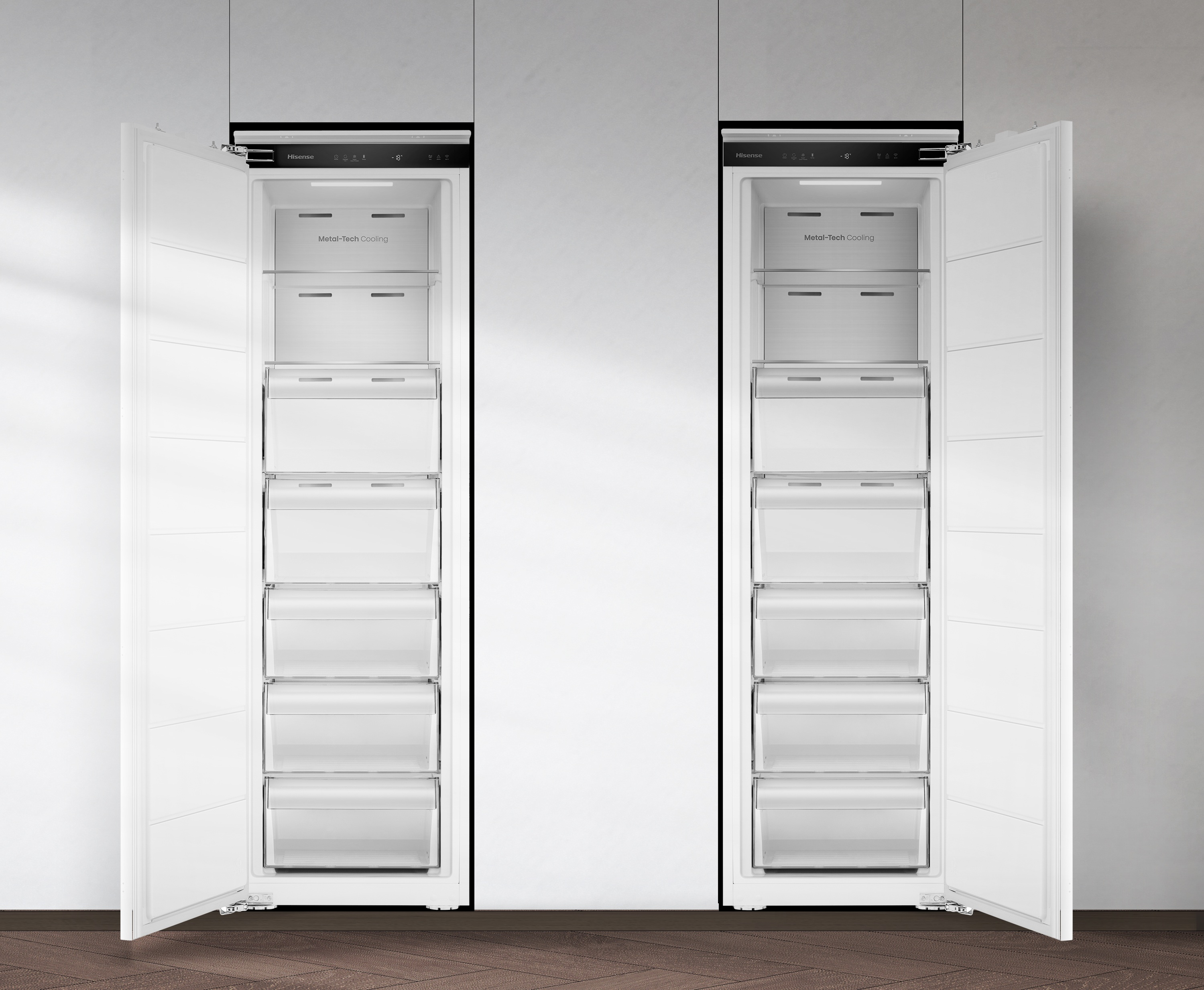 Dos refrigeradores blancos con puertas abiertas y cajones transparentes.